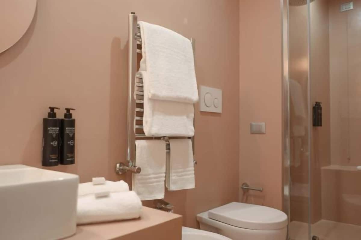 Badeværelse | Miljøvenlige toiletartikler, hårtørrer, hjemmesko, håndklæder