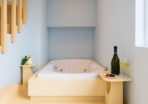 Suite con vasca idromassaggio | 客房服务设施