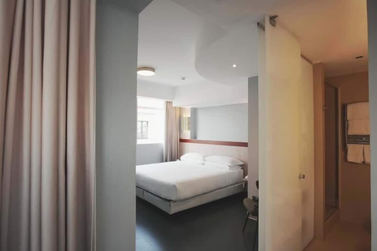 Allergivenligt sengetøj, dundyner, minibar, pengeskab på værelset