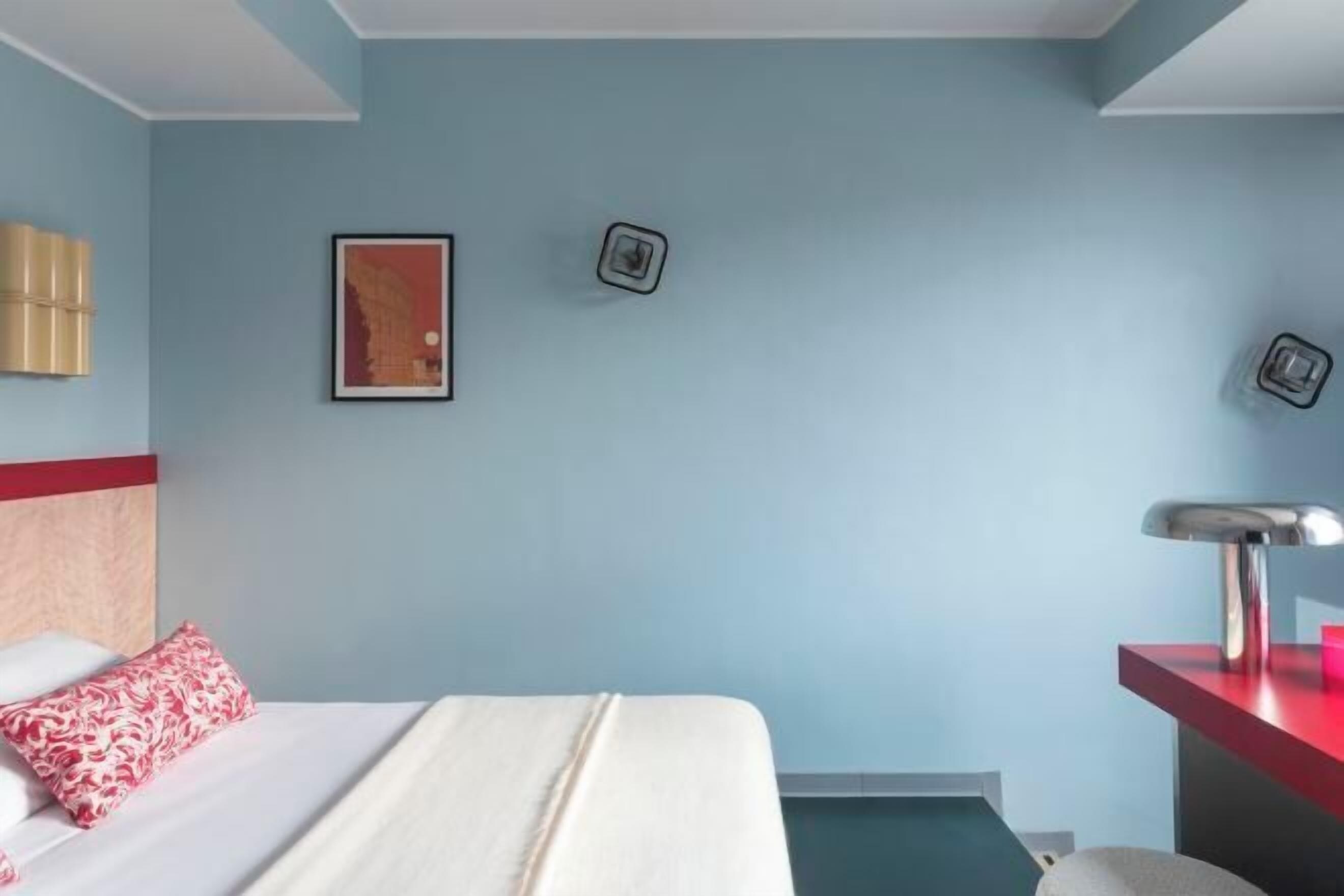 Hypo-allergenic bedding, down duvets, minibar, in-room safe