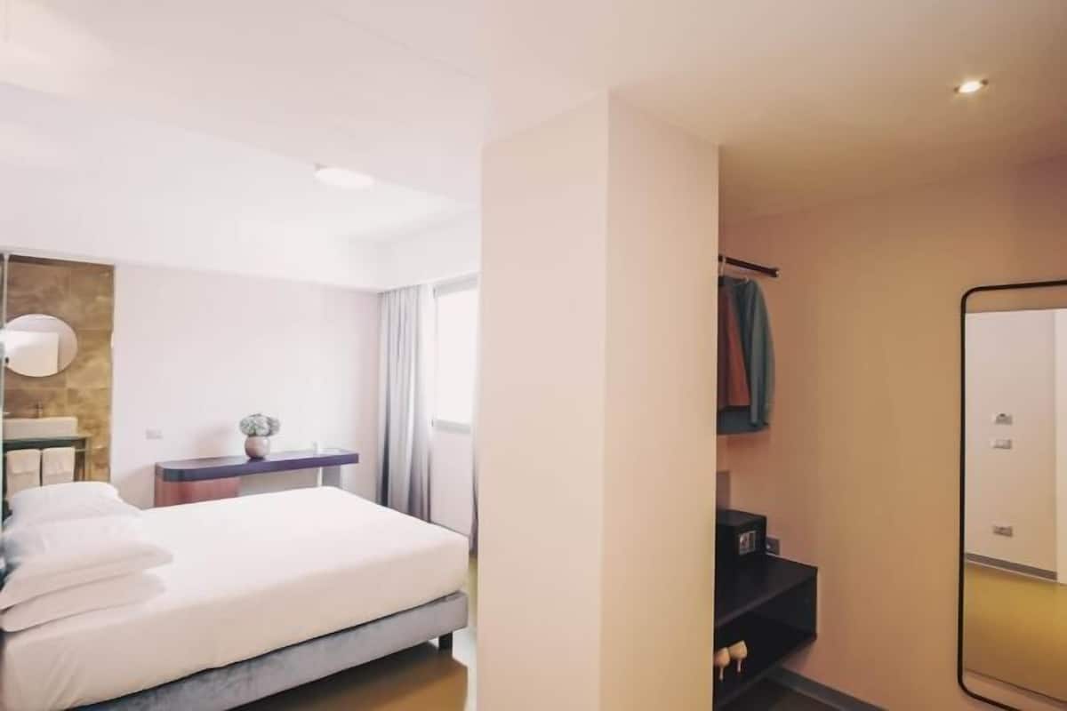 Allergivenligt sengetøj, dundyner, minibar, pengeskab på værelset