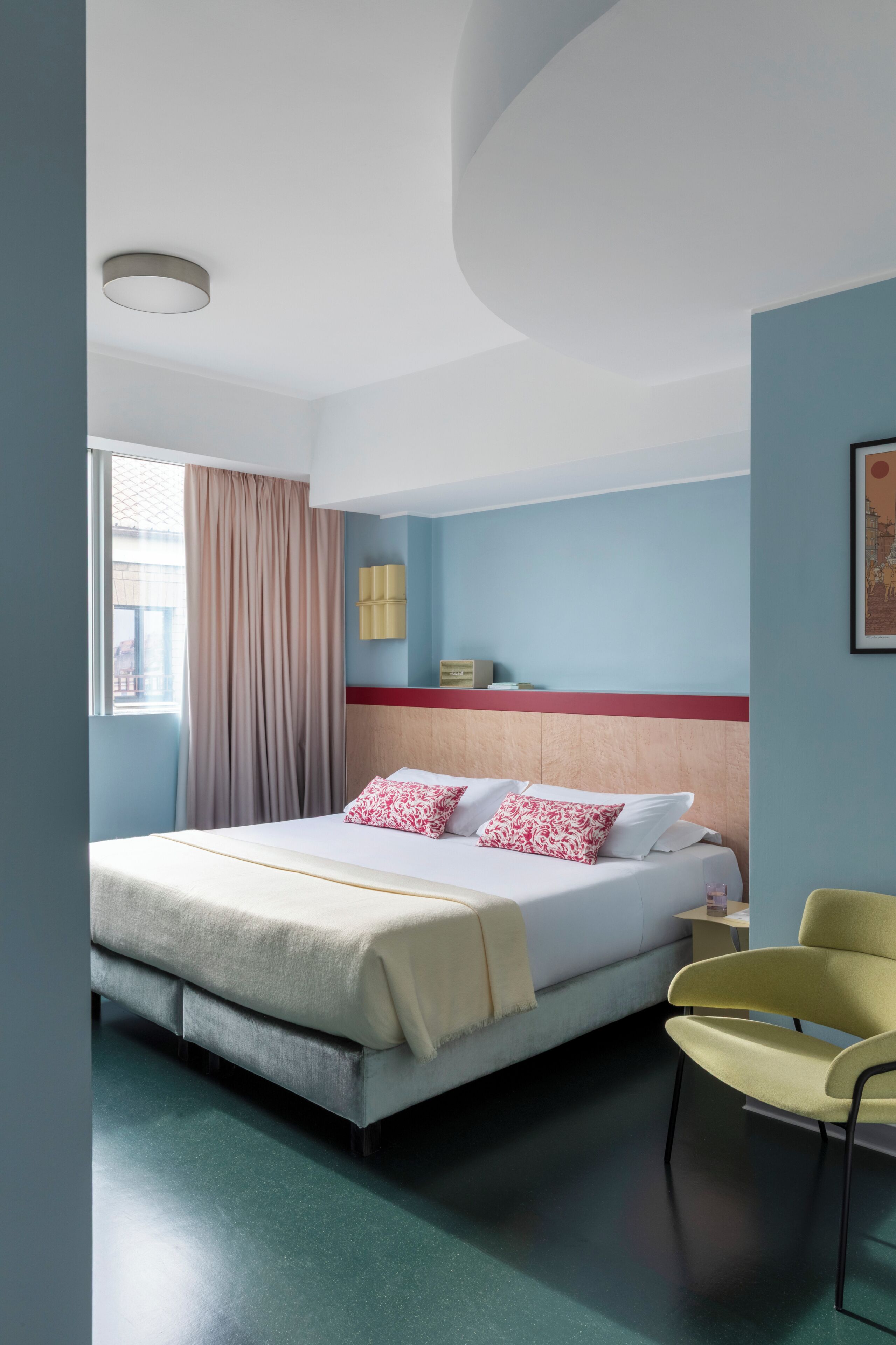 Deluxe kamer, 1 twee- of 2 eenpersoonsbedden | Hypoallergeen beddengoed, donsdekens, een minibar, een kluis op de kamer