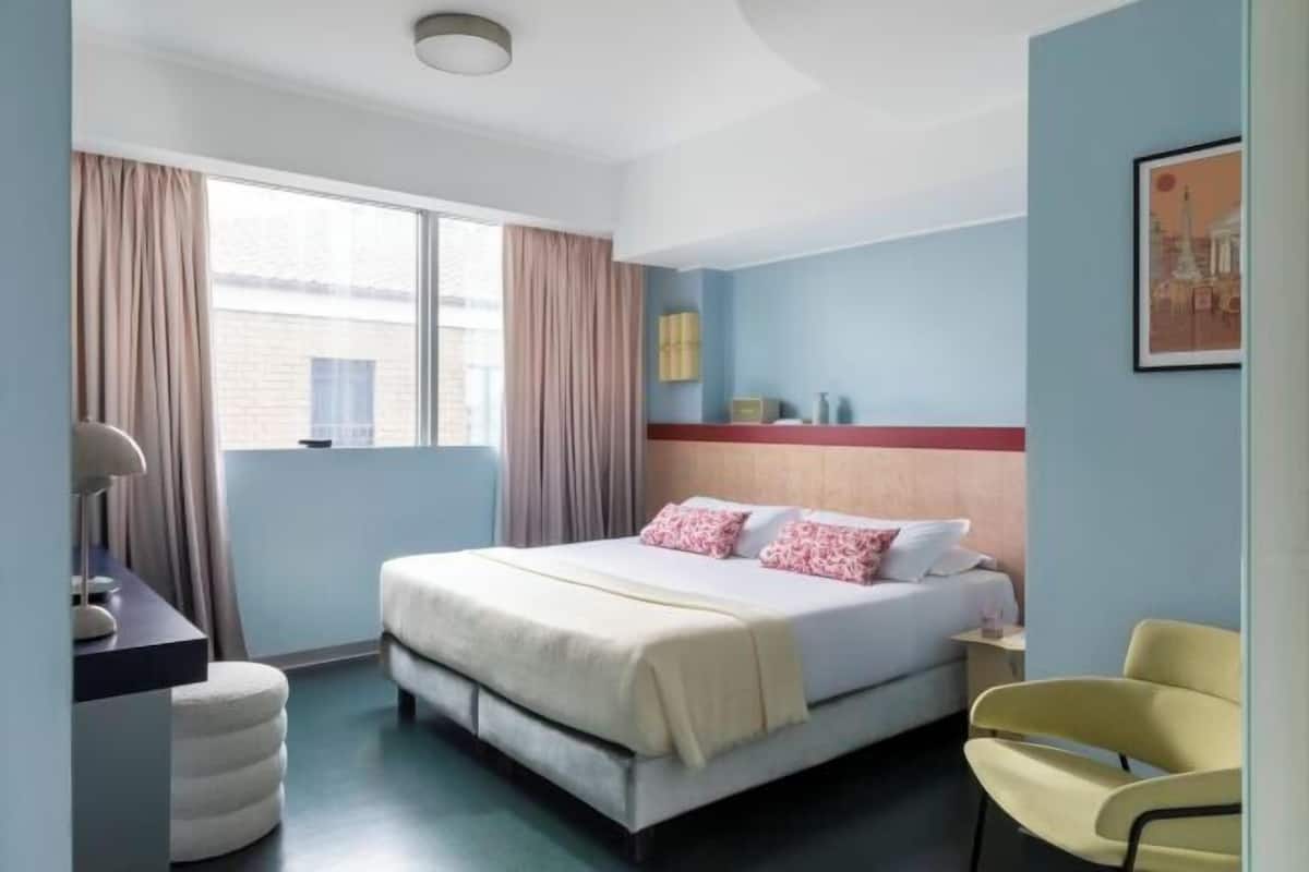 Hypo-allergenic bedding, down comforters, minibar, in-room safe