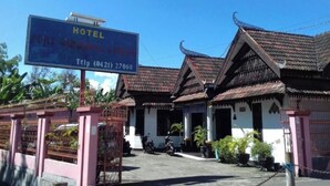 A traditional building with a sign indicating a hotel. - EXPRESS O 91176 Hotel Puri Gandaria (Parepare)
