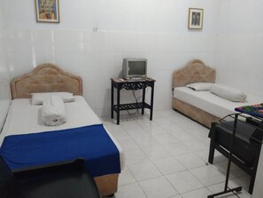 Deluxe Double Room | Desk, bed sheets - EXPRESS O 91176 Hotel Puri Gandaria (Parepare)