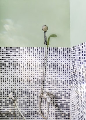 Doppelzimmer | Badezimmer | Dusche, Handtücher, Seife