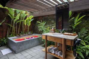 One Bedroom Pool Villa | Bathroom | Separate tub and shower, rainfall showerhead, free toiletries - Hideaway Villas Bali – Ubud by Kanaan Hospitality (Ubud)