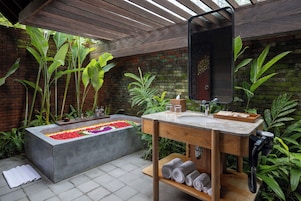 One Bedroom Pool Villa | Banheiro | Banheira e chuveiro separados, chuveiro com efeito de chuva