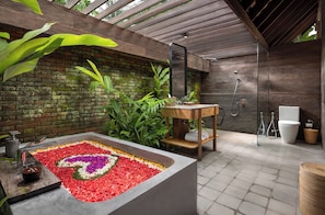 One Bedroom Pool Villa | Bathroom | Separate tub and shower, rainfall showerhead, free toiletries - Hideaway Villas Bali – Ubud by Kanaan Hospitality (Ubud)