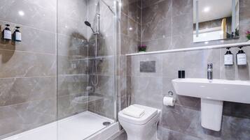 Apartamento | Banheiro | Chuveiro, secador de cabelo, toalhas de banho