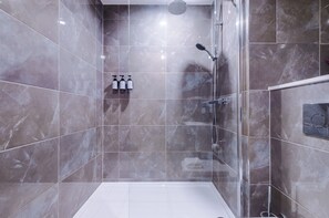 Apartment | Bathroom | Shower, hair dryer, towels - Remarkable 2-bed Apartment in Birmingham (Birmingham)