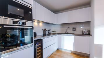 Apartamento | Cozinha privada | Geladeira, micro-ondas, fogão, cooktop