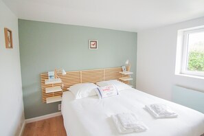 4 habitaciones, tabla de planchar con plancha y cuna de viaje 