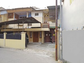 Vista frontal de la propiedad