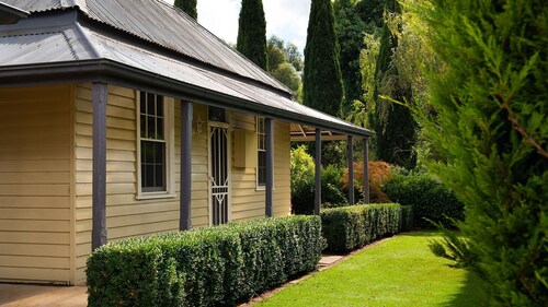 Sunshine House-Beautiful refurbished 4 Bedrooms with magnificinet gardens