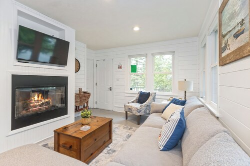 Downtown Cottage, Walk to Beach, Fire Pit