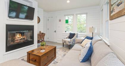 Downtown Cottage, Walk to Beach, Fire Pit