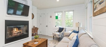 Downtown Cottage, Walk to Beach, Fire Pit