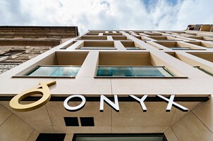 Un edificio con fachada geométrica y las letras "ONYX" mostradas en grande.