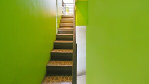 A staircase with green walls and tiled steps leading upwards. - SPOT ON 91545 Pondok Mukti Syariah (Bandung)