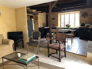 TV, bøker og stereoanlegg