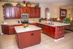 Kylskåp, mikrovågsugn, ugn och spishäll