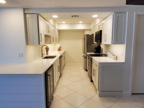 Réfrigérateur, micro-ondes, four, lave-vaisselle