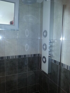 Dusche, Haartrockner, Handtücher