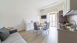 Un appartement moderne comprenant un coin repas, une cuisine et un espace de vie.
