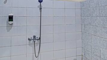Chambre Double | Salle de bain | Douche, douche à « effet pluie », serviettes fournies