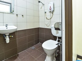 Double Room | Bathroom | Shower, towels