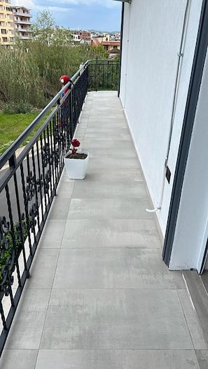 Chambre Triple, balcon | Terrasse/Patio
