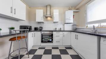 Refrigerador, microondas, horno, placa de cocina