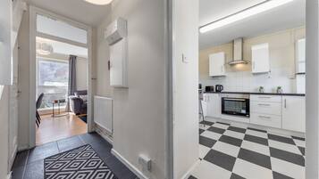 Apartamento, varias camas | Cocina privada | Frigorífico, microondas, horno y placa de cocina