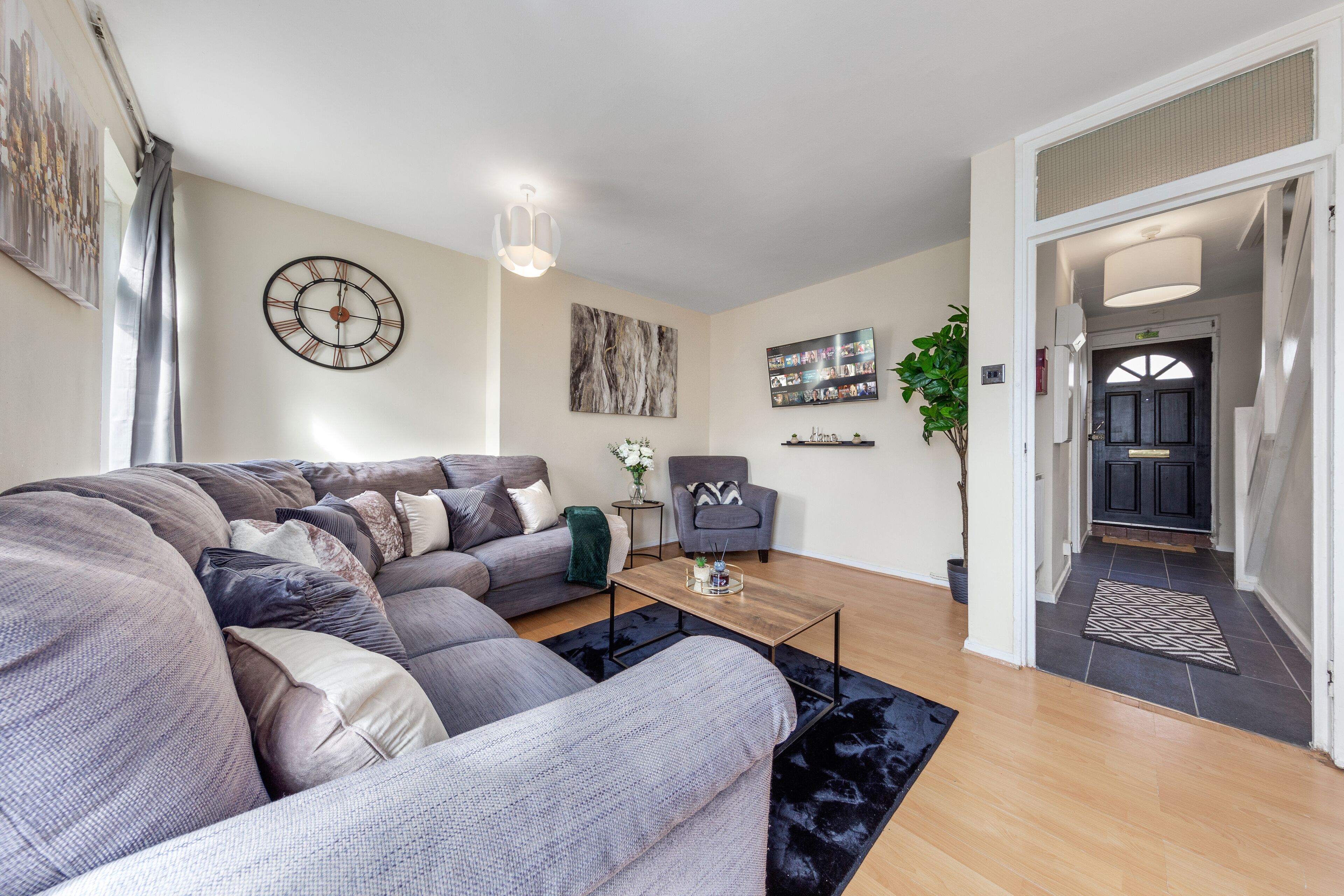 Apartamento, varias camas | Zona de estar