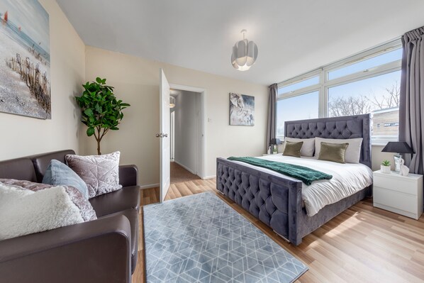 Appartement, Plusieurs lits | 4 chambres, fer et planche à repasser, accès au Wi-Fi (inclus)