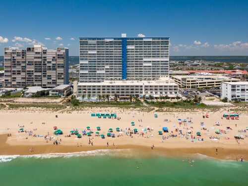 Large oceanfront 3 bedroom and a den property with pools and ice skating
