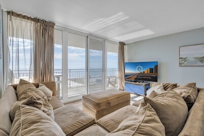Large oceanfront 3 bedroom and a den property with pools and ice skating