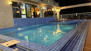 สระว่ายน้ำกลางแจ้ง เปิด 6:00 น. ถึง 21:00 น., ร่มริมสระว่ายน้ำ