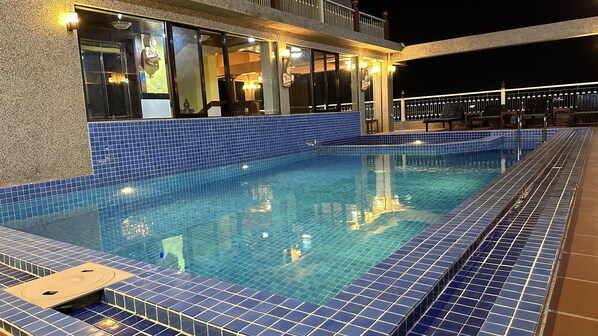 Piscina externa, funciona das 6h às 21h, guarda-sóis, espreguiçadeiras