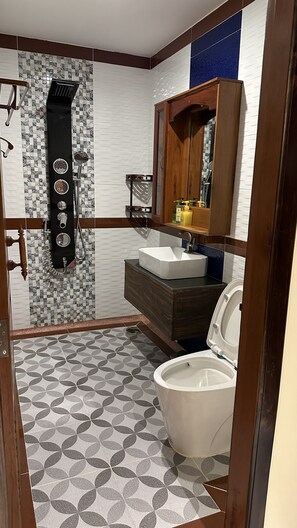 Familienzimmer, 1 Schlafzimmer, Stadtblick | Badezimmer | Dusche, Haartrockner, Hausschuhe, Handtücher