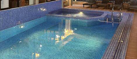 Piscine extérieure, parasols de plage, chaises longues