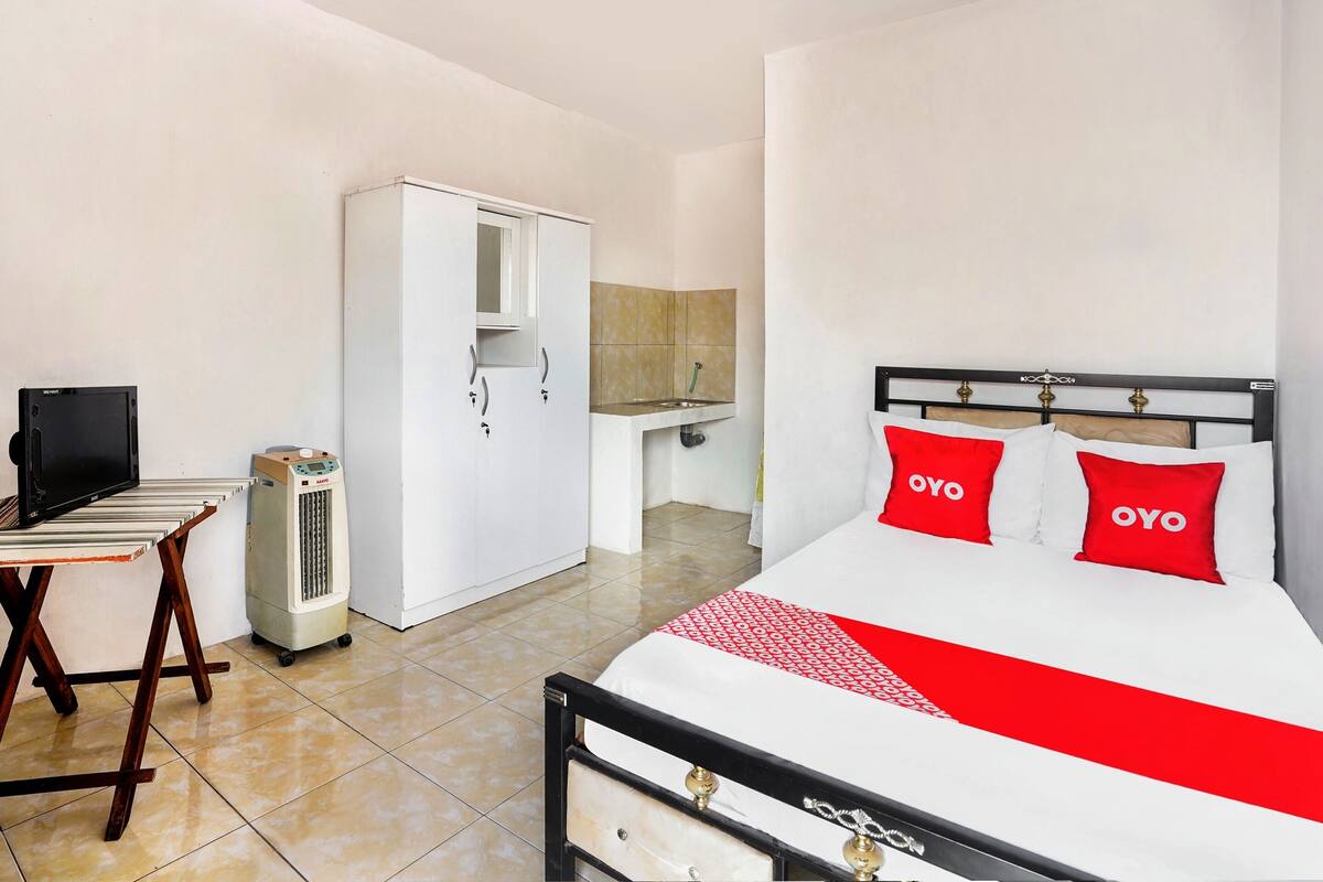 Ein Hotelzimmer mit Bett, Schreibtisch, Kleiderschrank und Bad.