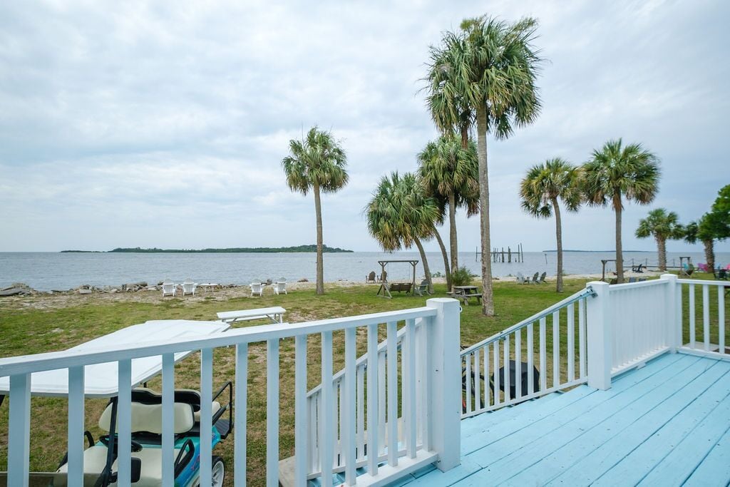 Calypso Cottage- Waterfront, steps to downtown!