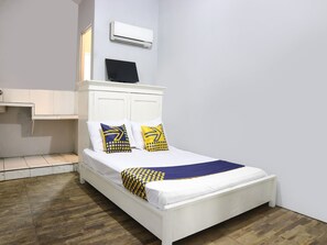 Double Room | Bed sheets - SPOT ON 91765 Kaiku Guest House (Tasikmalaya)