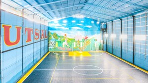 An indoor basketball court with a mural of basketball players and the word "UTSA" on the wall. - SPOT ON 91765 Kaiku Guest House (Tasikmalaya)