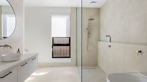 Bathtub, towels
