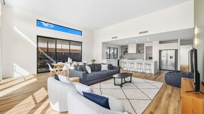 Smart TV, stereo - Once Upon A Tide - Linen included (Inverloch)