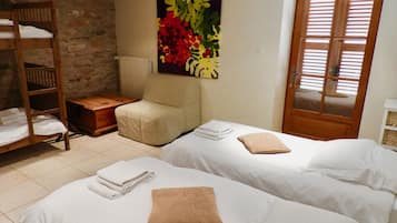 5 bedrooms, free WiFi, bed sheets