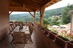 Outdoor dining - Vergecosse - La Roche 5 Bedroom Farmhouse With Terrace & Access to a Shared Pool (Vergisson)